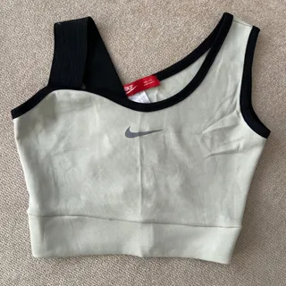 نیم تنه نایک