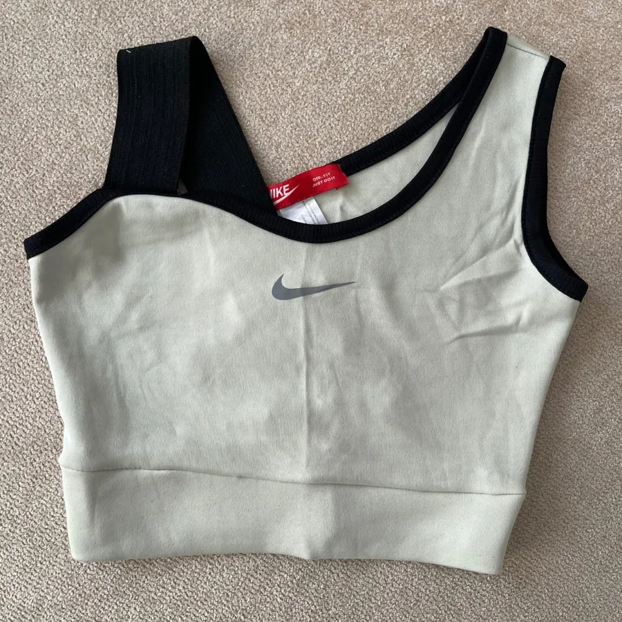 نیم تنه نایک