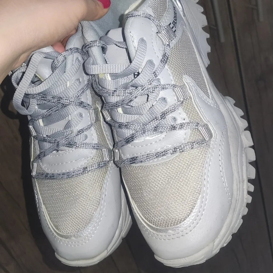 کفش اسپرت کاملا نو