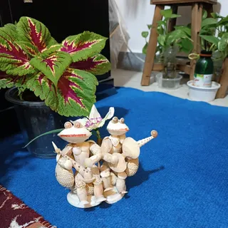 مجسمه صدفی دوستان هنرمند