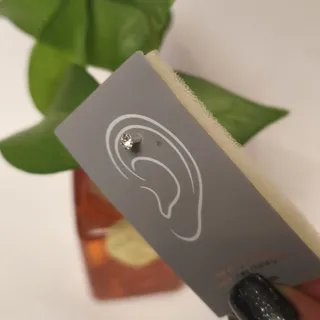 پیرسینگ گوش نقره