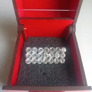 گل سینه نگین دار