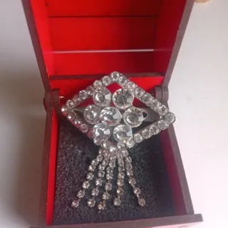 گل سینه نگینی زیبا