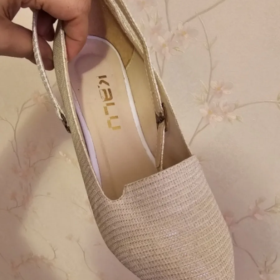 کفش سفید شیری