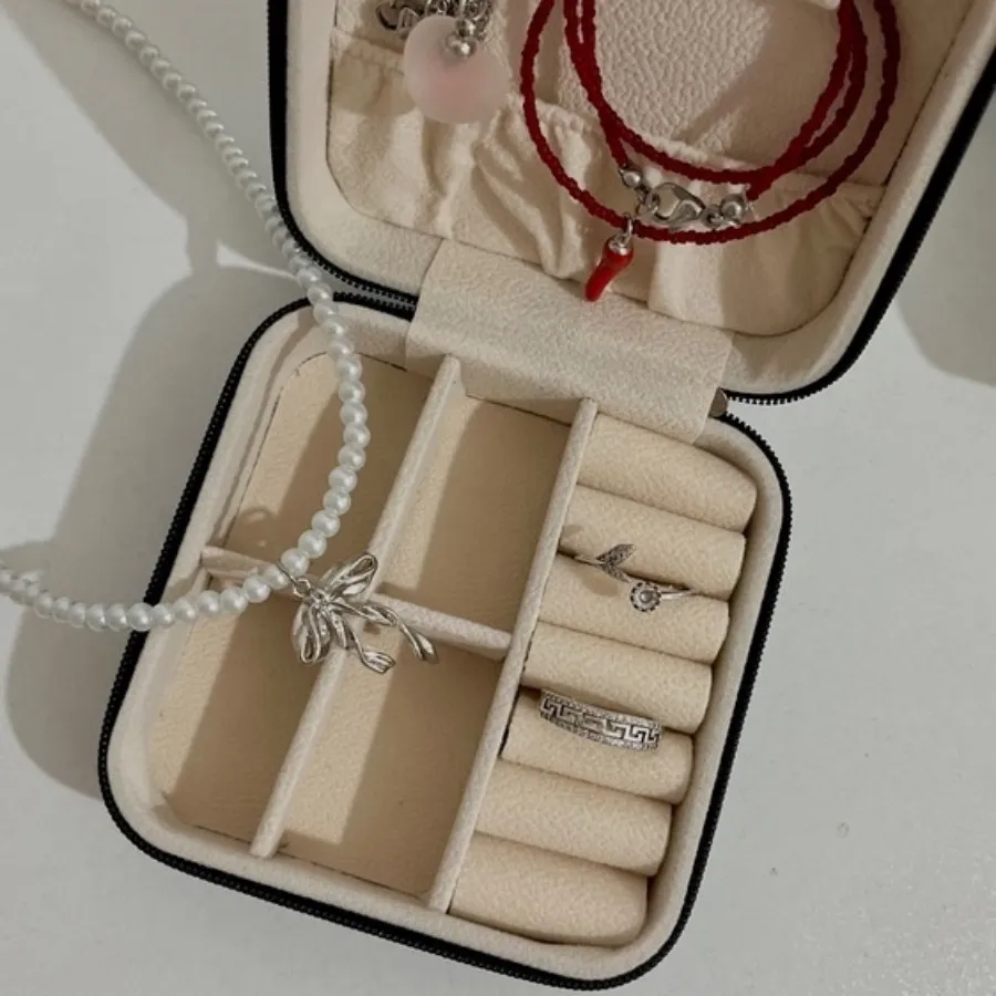 گردنبند مروارید و پاپیون