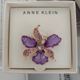 گل سینه Anne klein