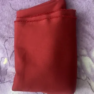 پارچه کرپ کجراه زرشکی