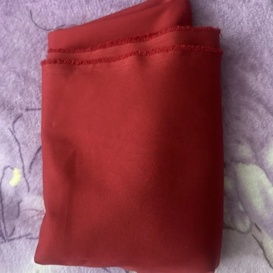 پارچه کرپ کجراه زرشکی