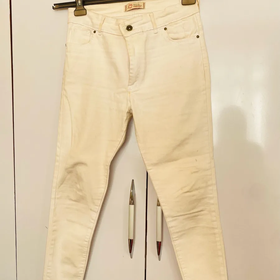 دوتا شلوار سفید و صورتی