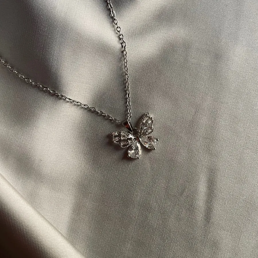 گردنبند پروانه ای?