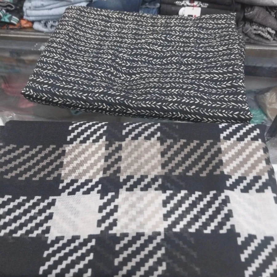 شال زمینه مشکی