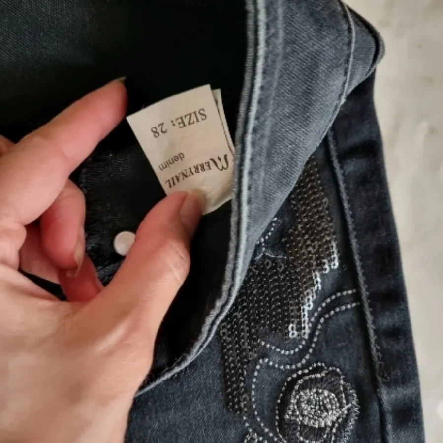 شلوار جین راسته گلدوزی شد