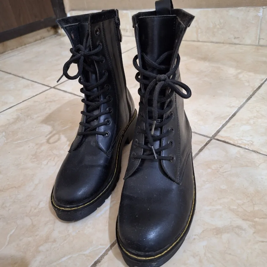 نیم بوت مشکی دکتر مارتیتز