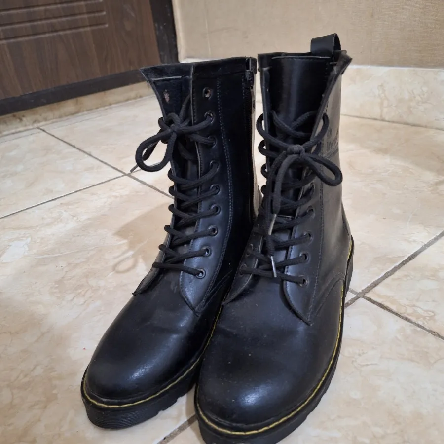 نیم بوت مشکی دکتر مارتیتز