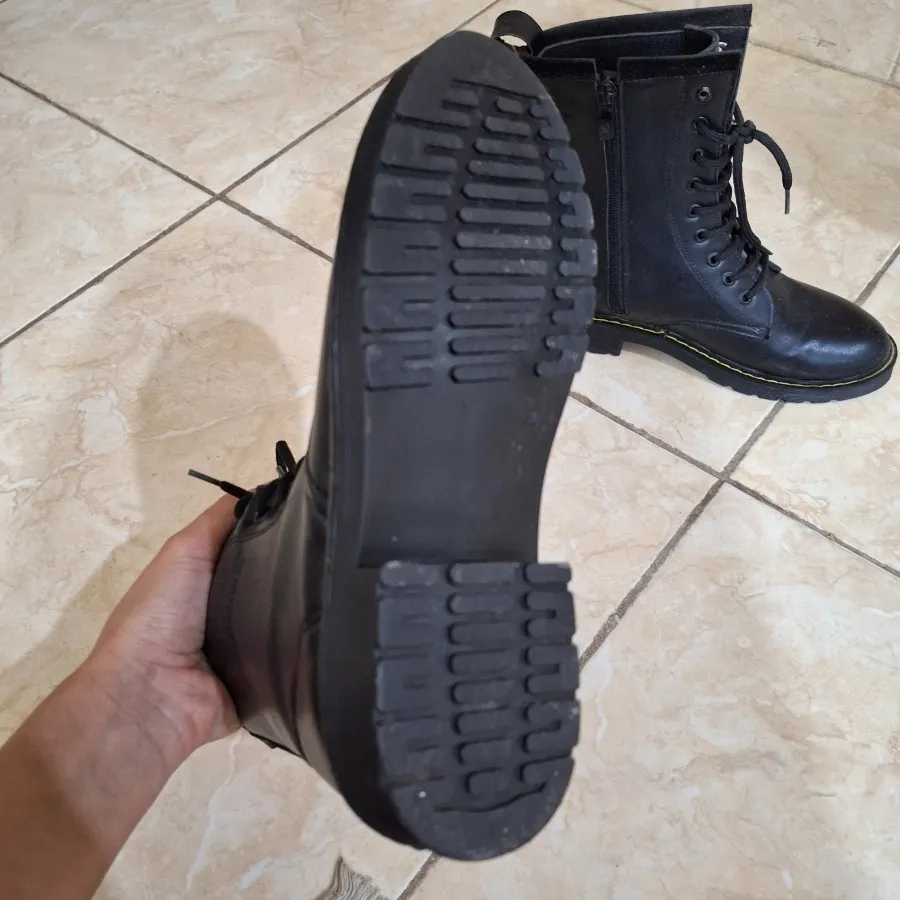 نیم بوت مشکی دکتر مارتیتز