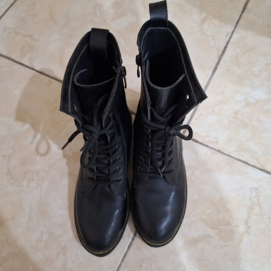 نیم بوت مشکی دکتر مارتیتز