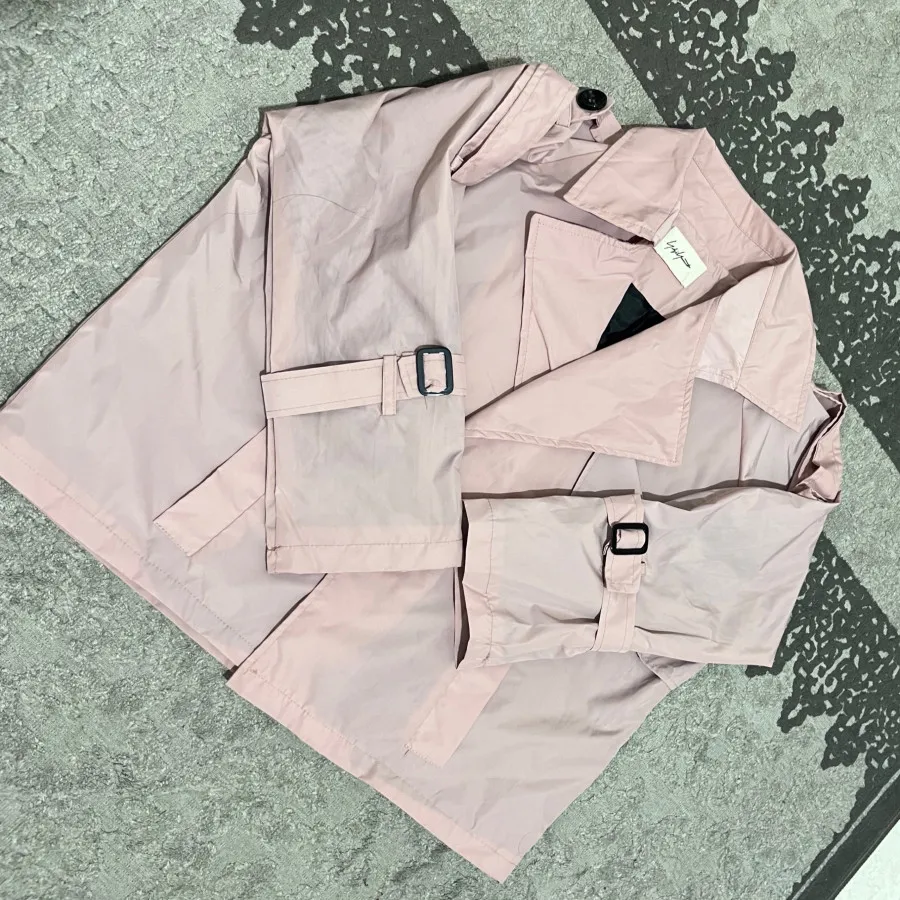 بارانی طوسی و صورتی