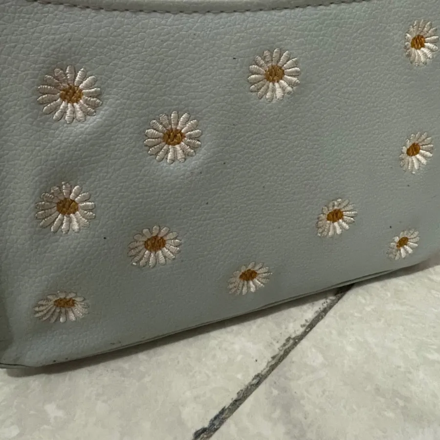 کیف با طرح بابونه گل دوزی