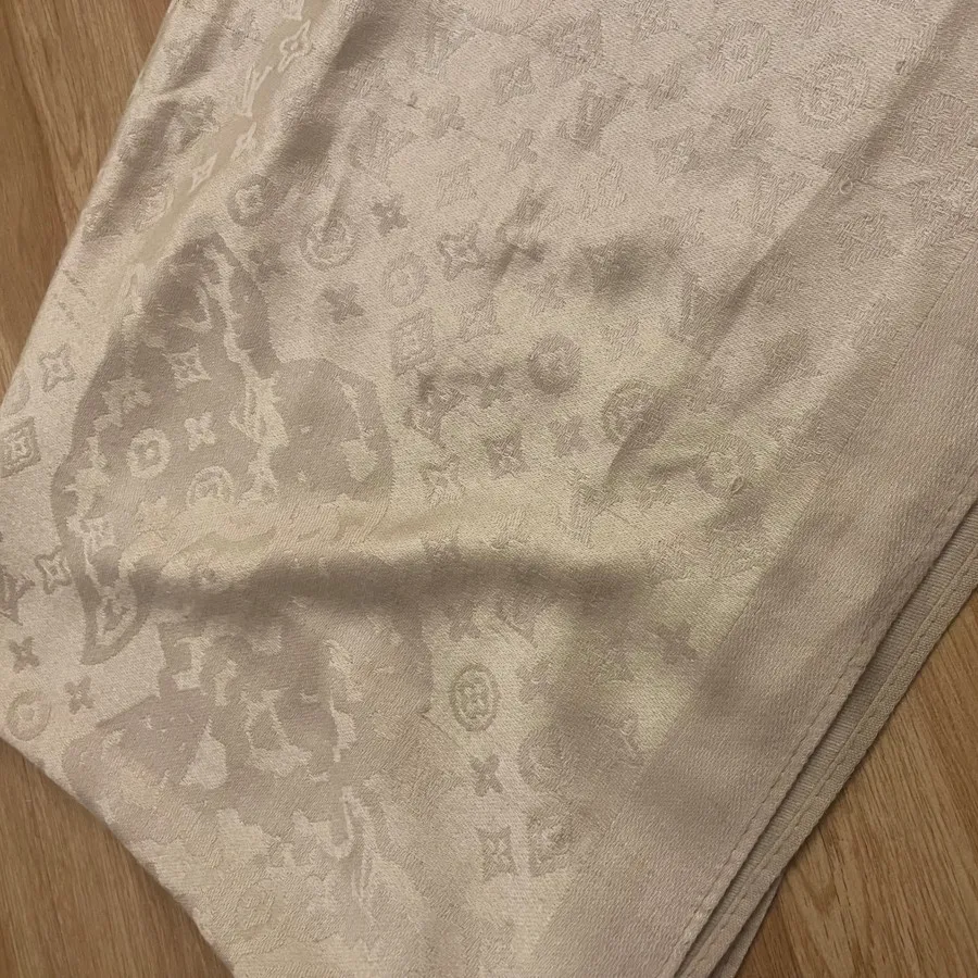 شال لویی ویتون