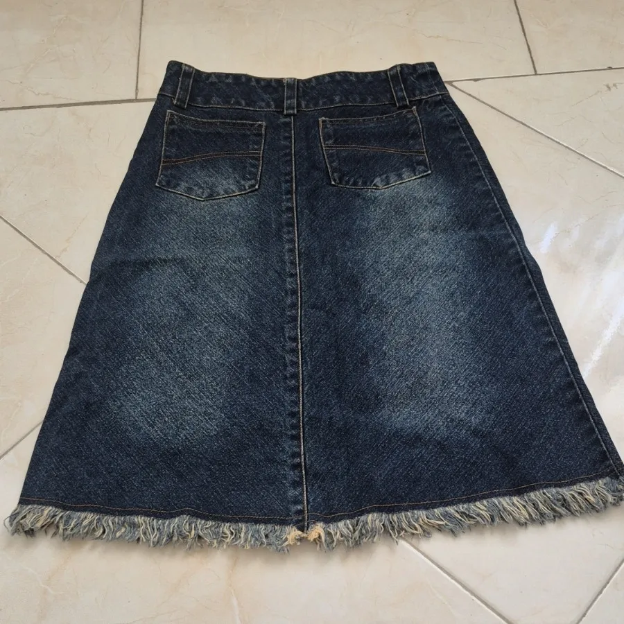 دامن کوتاه لی