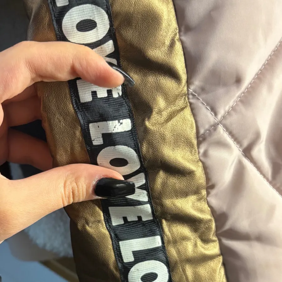 کاپشن بلند صورتی