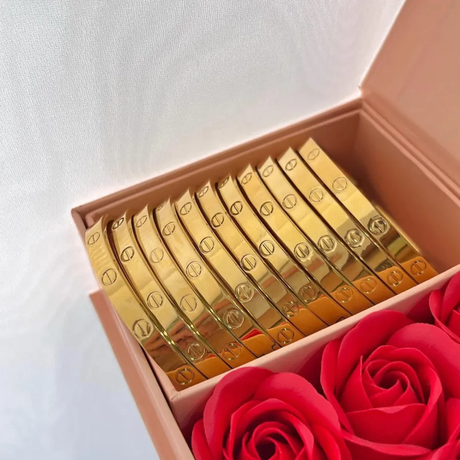 دستبند النگویی لاو کارتیر