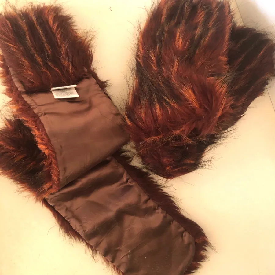 شال دور گردن و دستکش