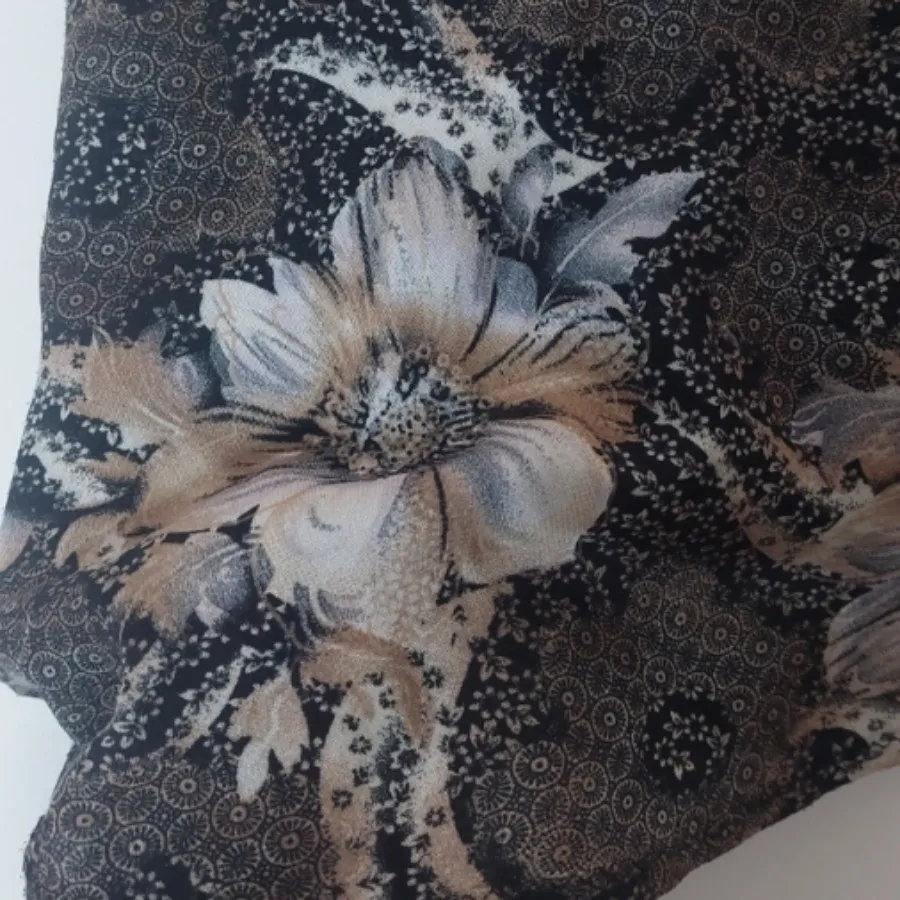 چادر رنگی دوخته شده