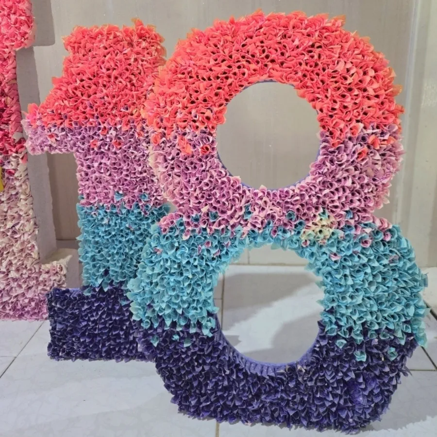 استند حرف M و عدد 18