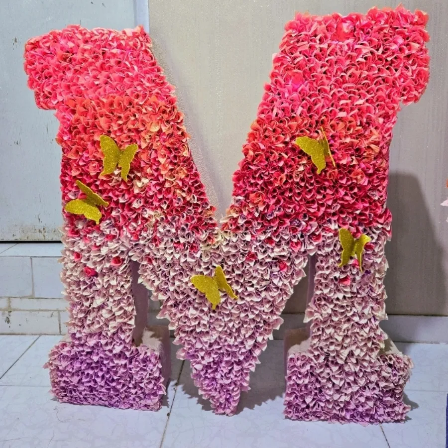 استند حرف M و عدد 18