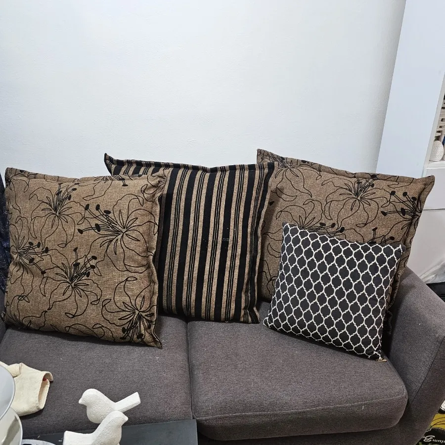 تعدادی کوسن و کاور مخمل