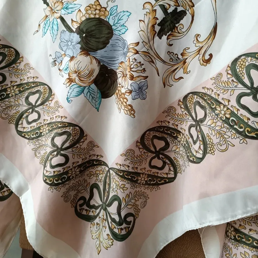 روسری کرم‌ساتن