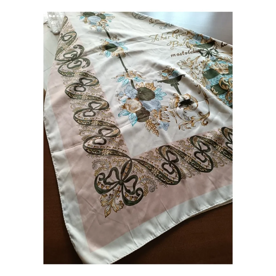 روسری کرم‌ساتن