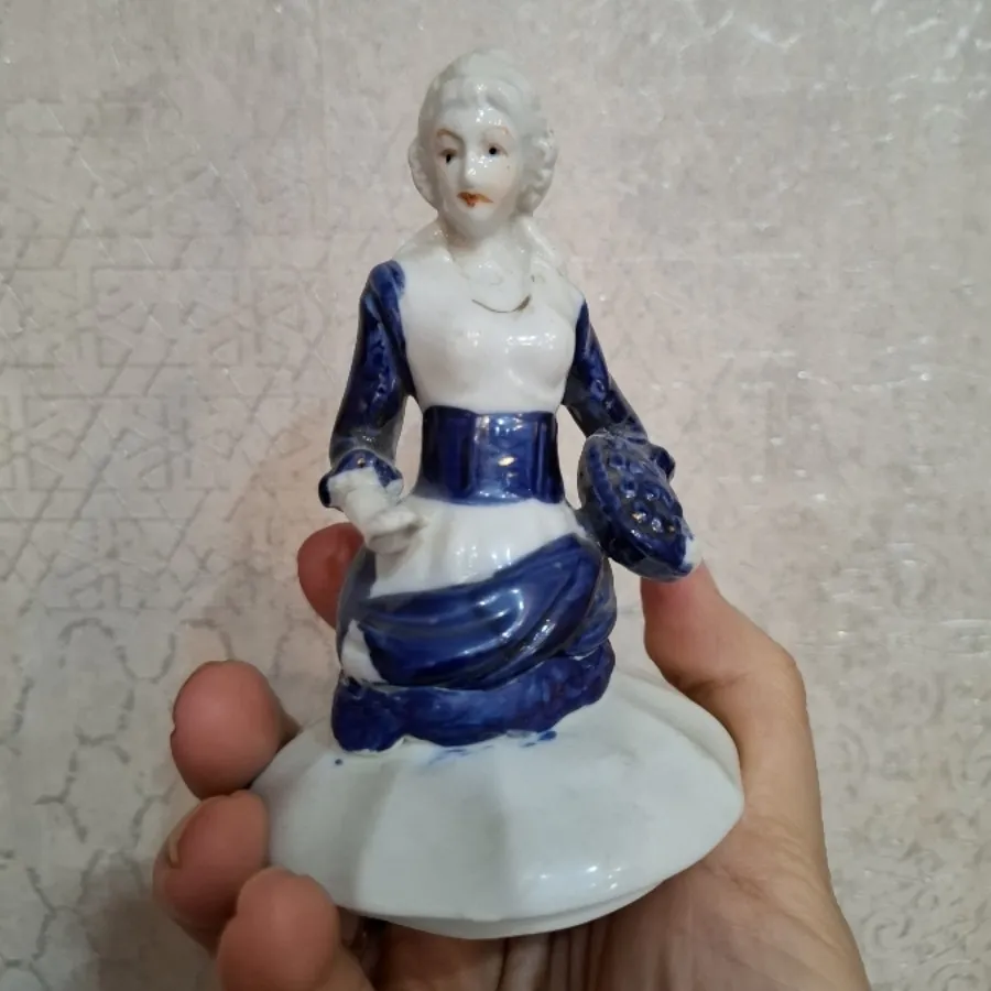 مجسمه بانوی اروپایی قدیمی