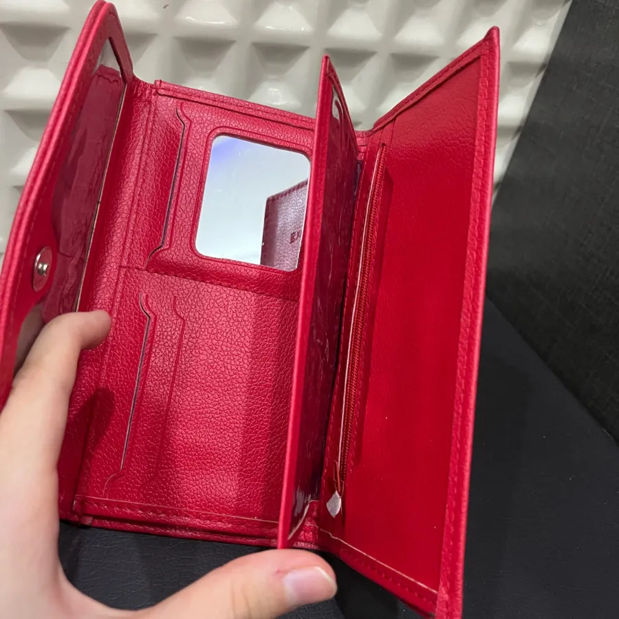کیف پول قرمز