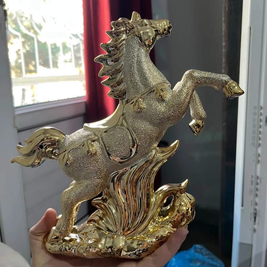 مجسمه اسب طلایی نو