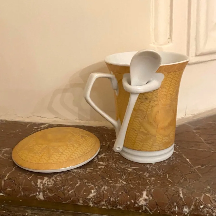 لیوان درب دار
