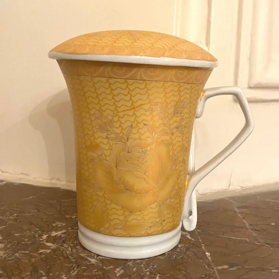 لیوان درب دار