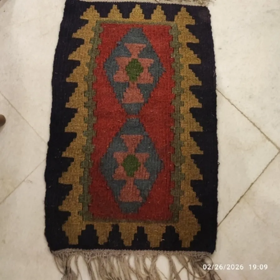دو عدد گلیم کوچک بهم چسبی