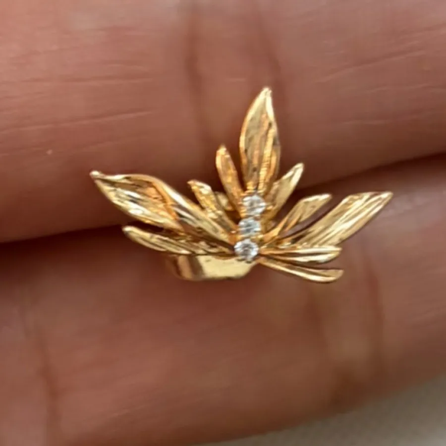 گل گوش لوتوس نگین دار