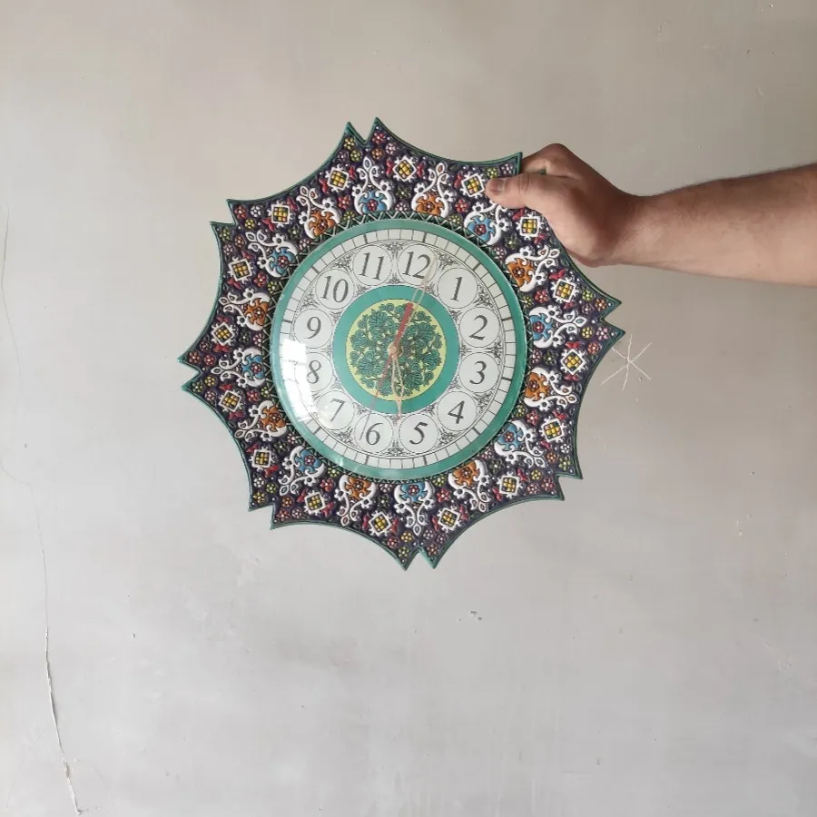 ساعت و بشقاب آویر