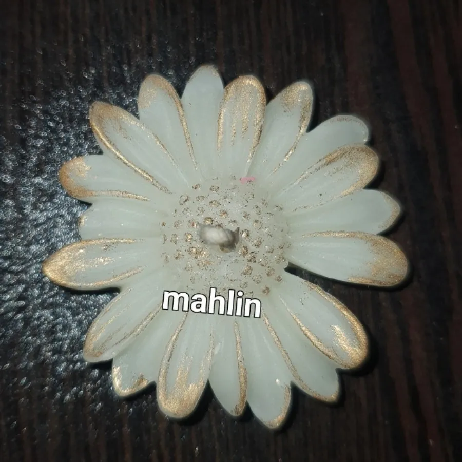 شمع بابونه سفید لب طلایی