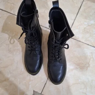 نیم بوت مشکی دکتر مارتیتز