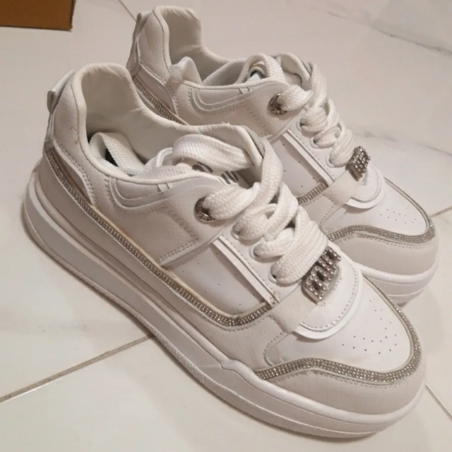 کتونی سفید زنانه میومیو