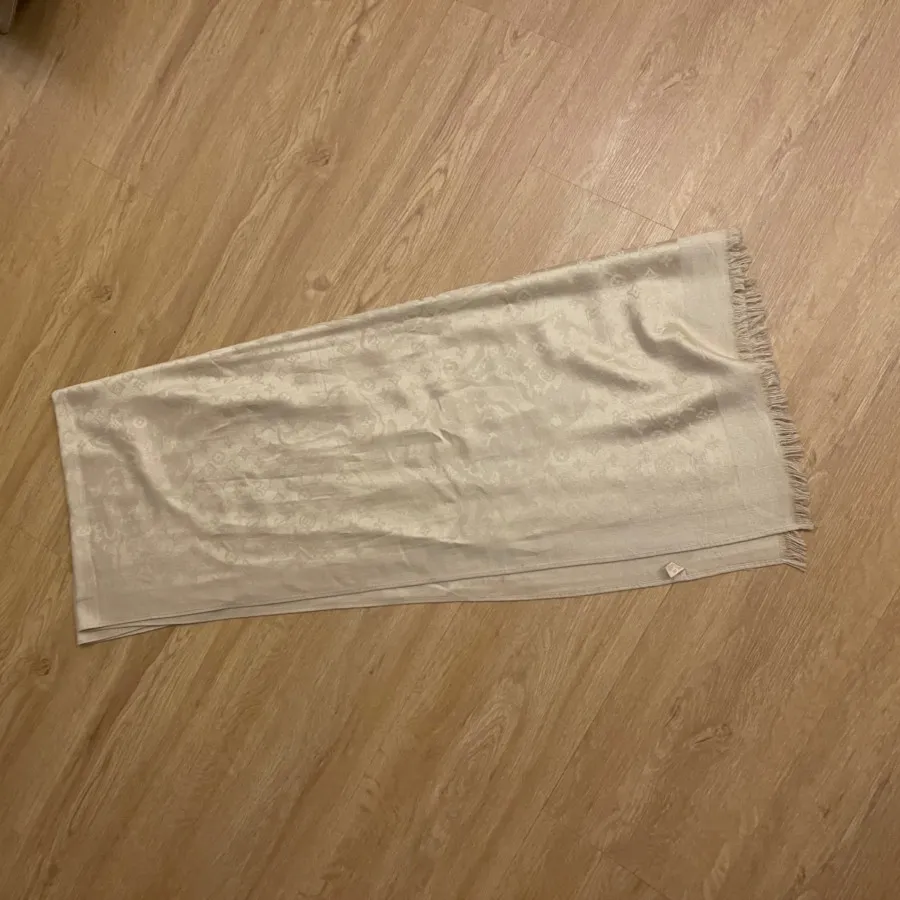 شال لویی ویتون