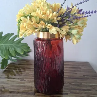 گلدان با گل مصنوعی