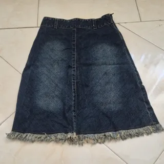 دامن کوتاه لی