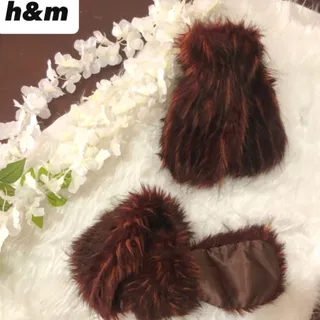 شال دور گردن و دستکش