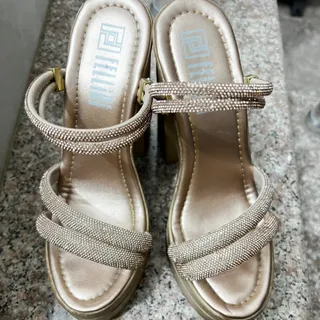 کفش پاشنه دار