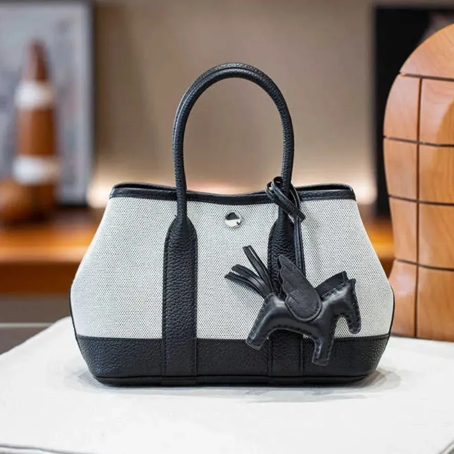 چارم اسب برند هرمس